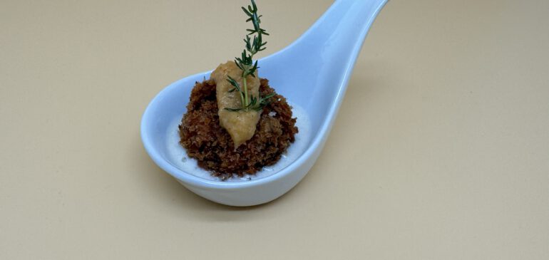 Pulled Pork Bällchen auf Spargelespuma mit gegrilltem Annanaschutney