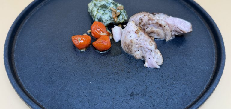 Spinat-Nockerln und gebratene Wachtelkeule an gedünsteten Tomaten und Nussbutter