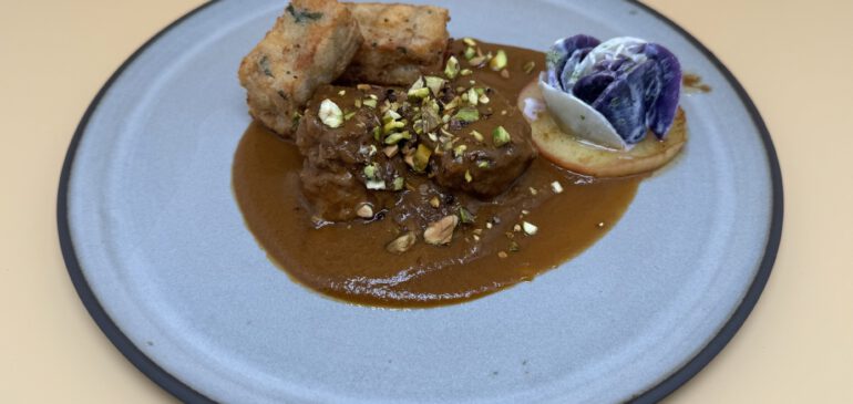 Wiener Saftgulasch mit Semmelknödel und Kohl