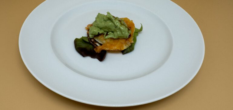 Green Goddess Salad auf einem Zwiebel/Parmesancracker
