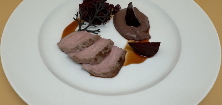 Wildschweinrücken mit Rote Beete-Salat