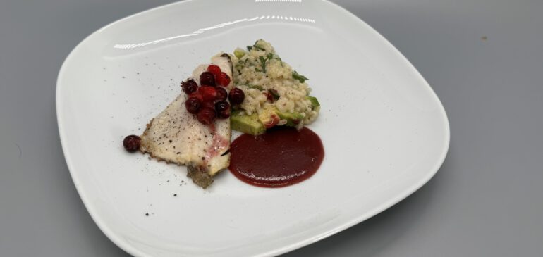 Forelle mit drei Beeren