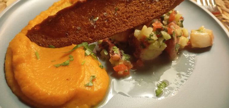 Jakobsmuschel-Pulposalat an Zimt-Kürbis-Pürree