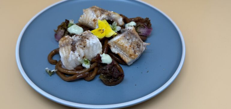Unagi auf Udon mit Flower-Sprouts