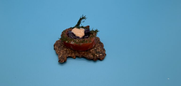 Gaved Lachs an Blaubeer-Risotto auf Knäckebrot